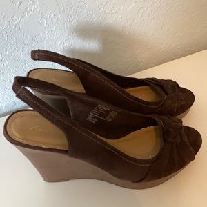 Brown peep toe wedges with trendy knot size 9.5